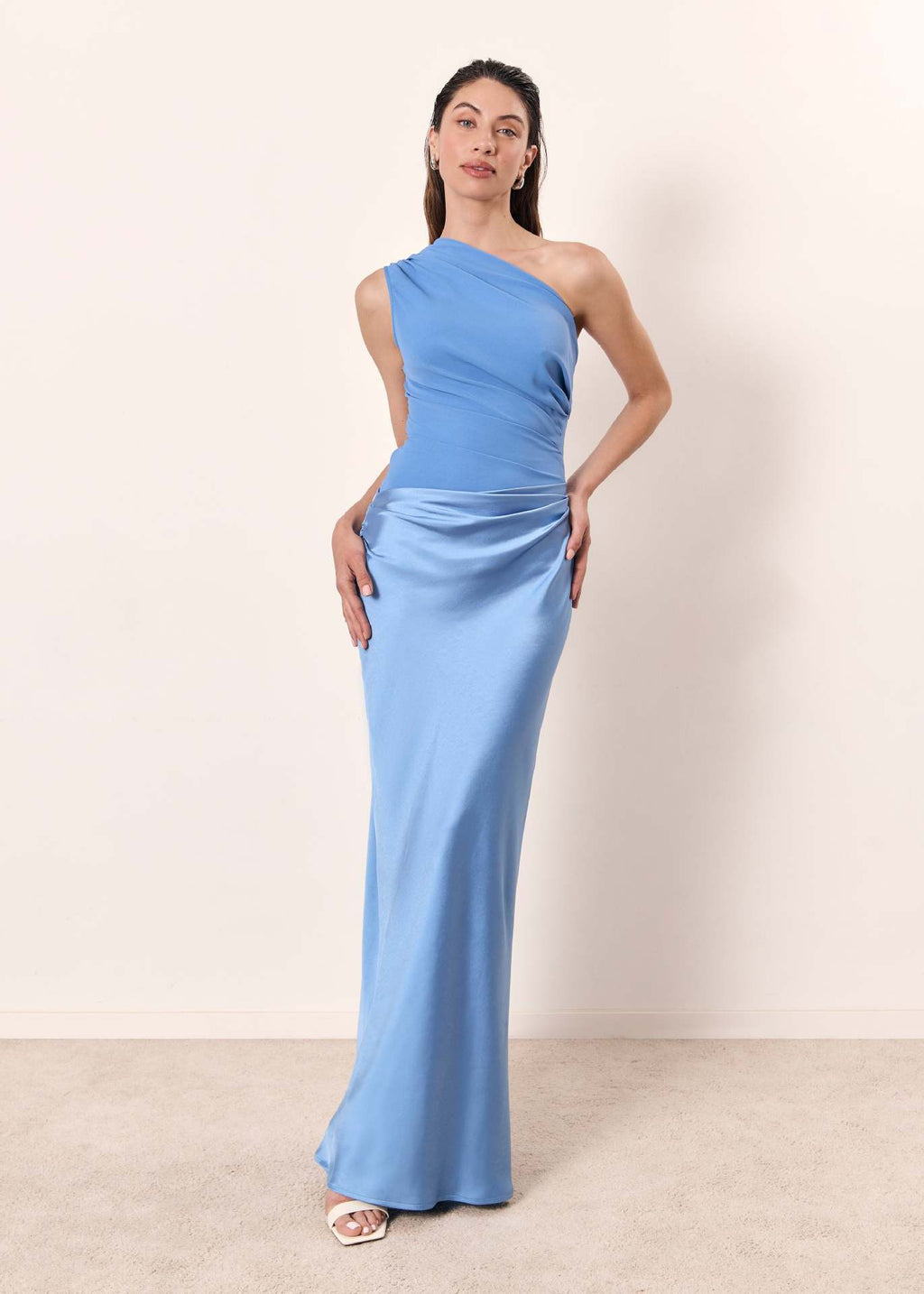 Robe élégante d'été col incliné