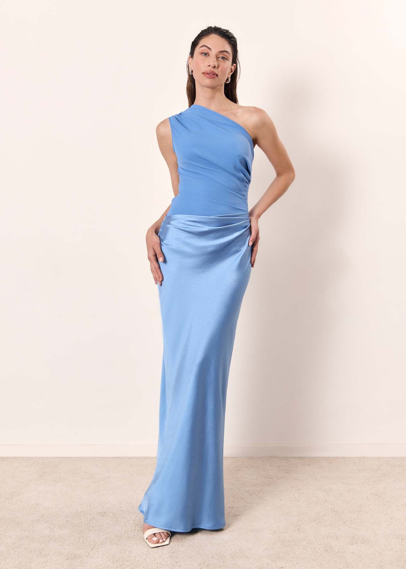 Robe élégante d'été col incliné