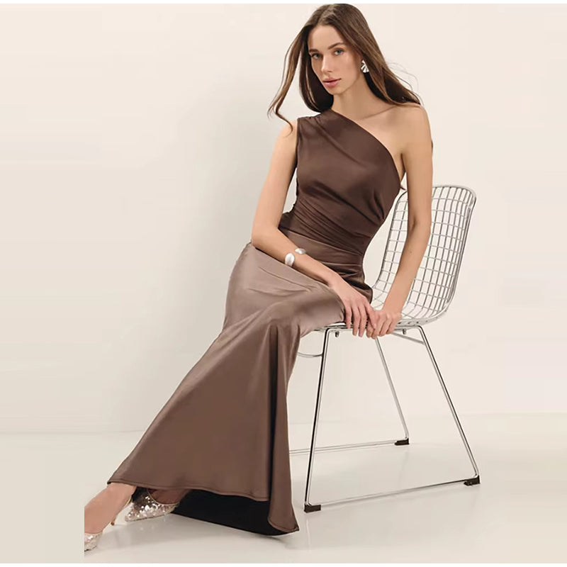 Robe élégante d'été col incliné