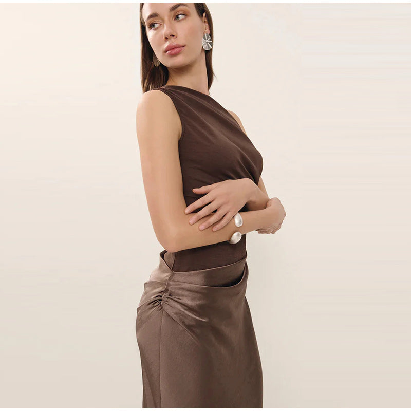 Robe élégante d'été col incliné