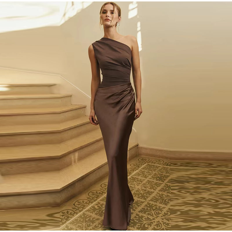 Robe élégante d'été col incliné