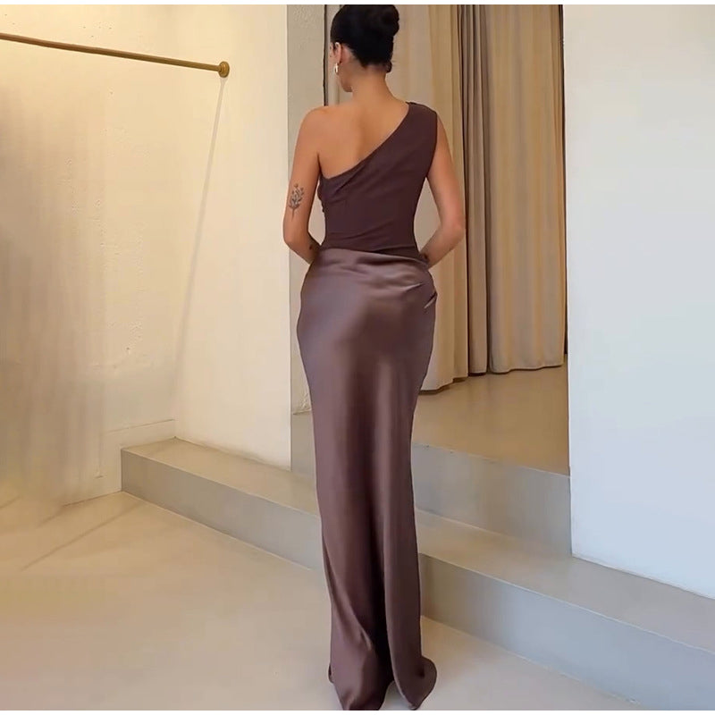 Robe élégante d'été col incliné