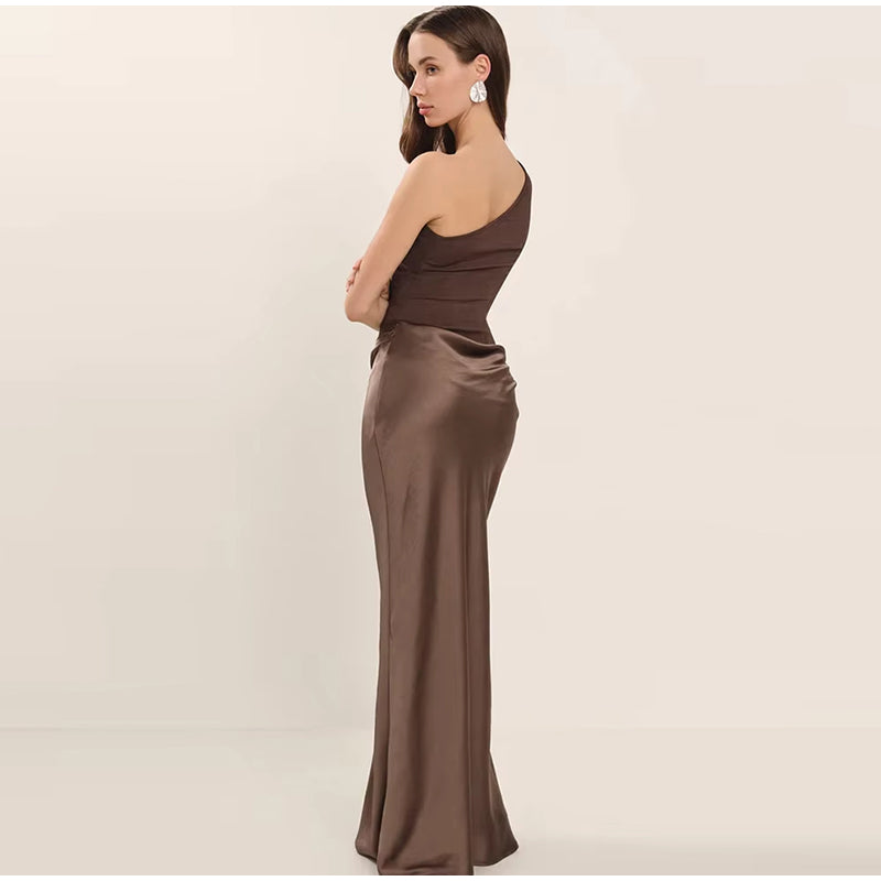 Robe élégante d'été col incliné