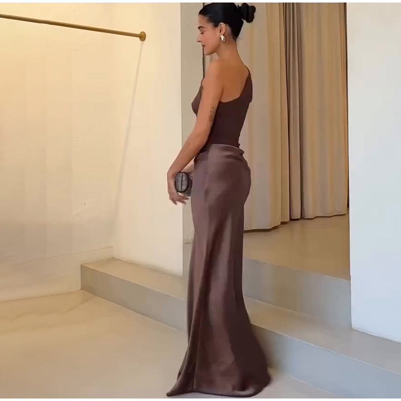 Robe élégante d'été col incliné