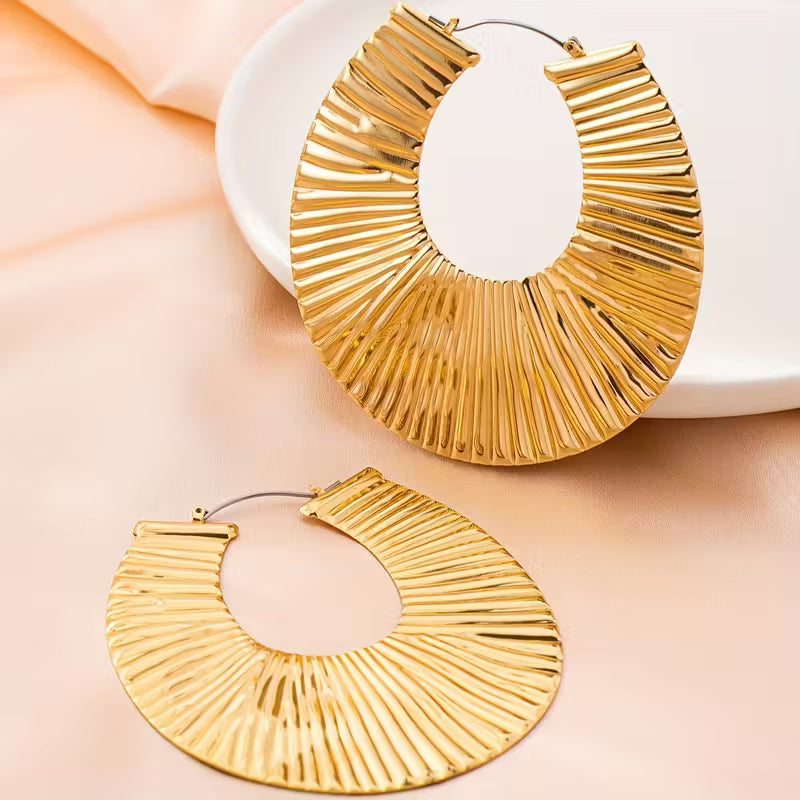 Magnifiques boucles d'oreilles dorées fashion