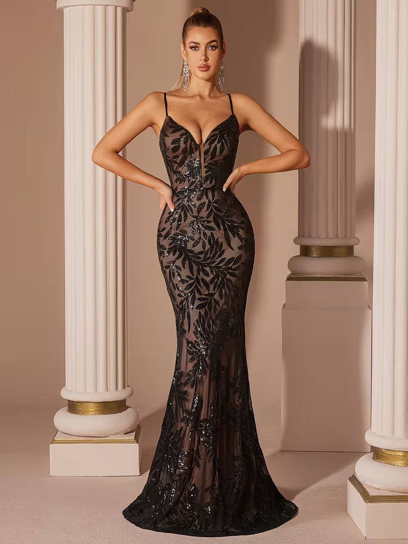 Élégante robe longue noire à  bretelles